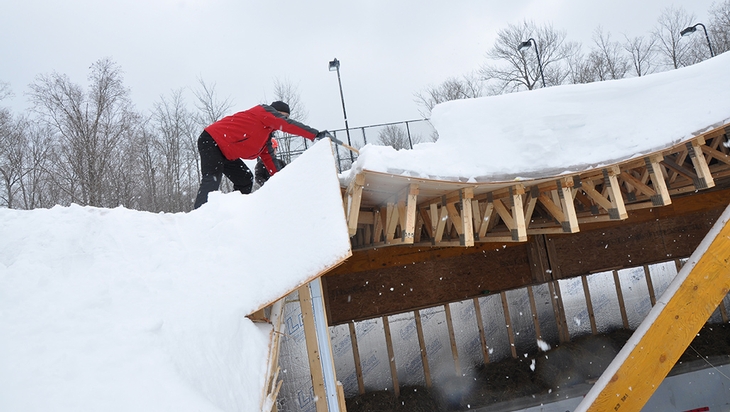 Collapse of a wooden building while its construction