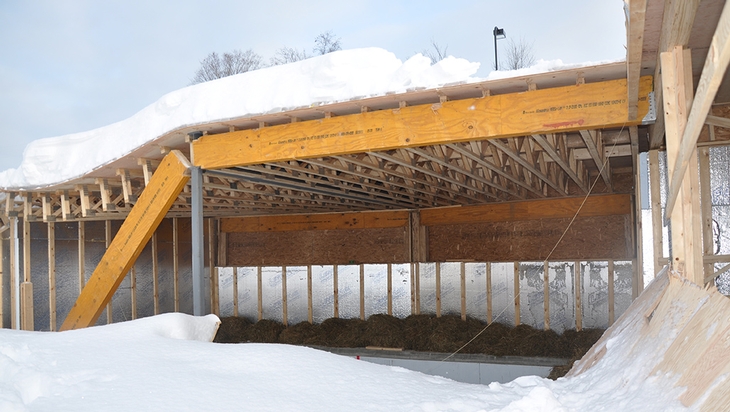 Effondrement d'un bâtiment en bois en cours de construction