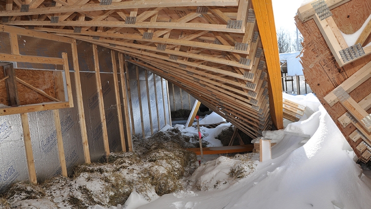 Effondrement d'un bâtiment en bois en cours de construction