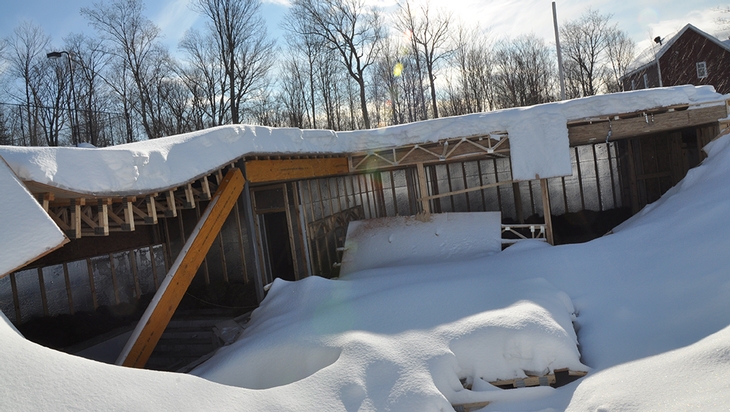 Effondrement d'un bâtiment en bois en cours de construction