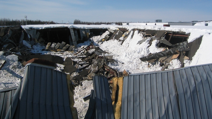 Collapse of an industrial building due to snow weight