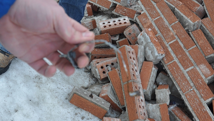 Masonry cladding that has come off the façade