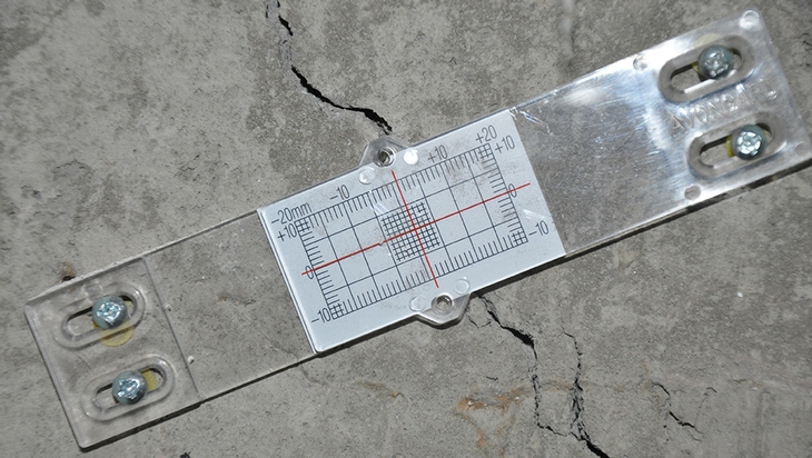 Follow-up of a critical crack with a crackmeter