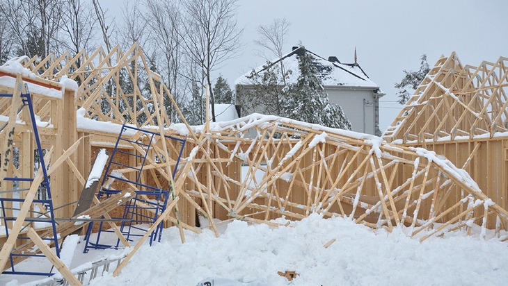 Collapse of a wooden structure while its construction that has caused death