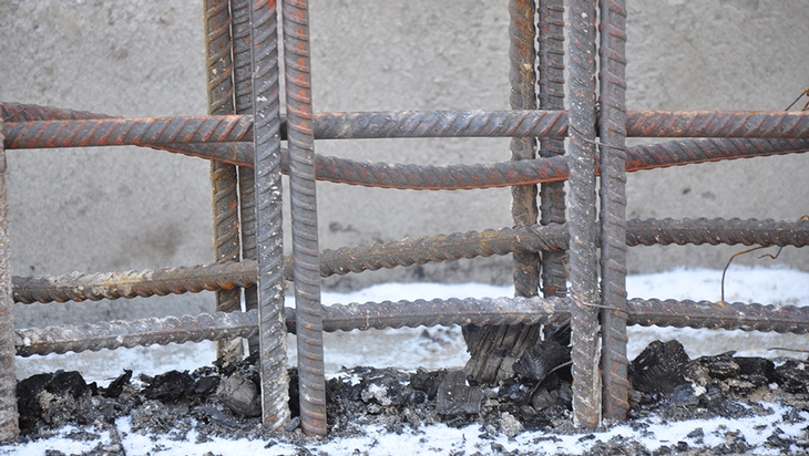 Analyse de l'acier d'armature soumise à la chaleur lors d'un incendie en cours de construction, avant la mise en place du béton