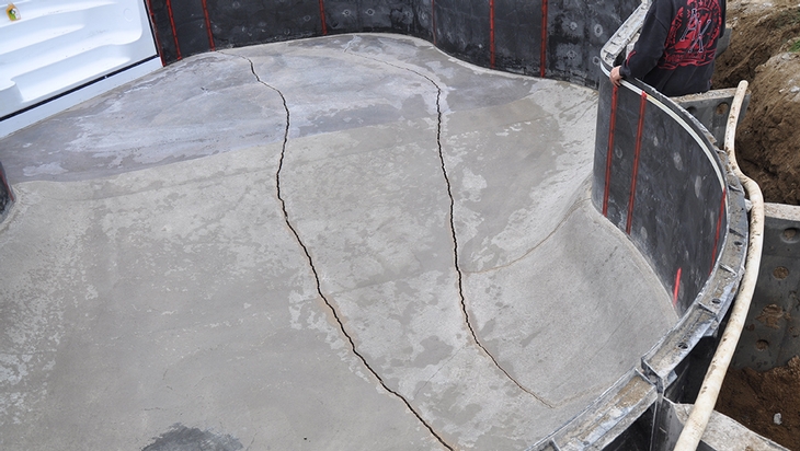 Dommage à une piscine en béton construite sur un sol non convenable