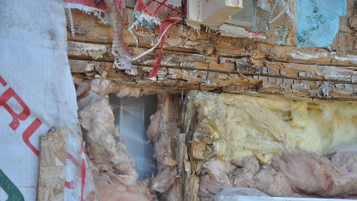 Damage to the structure after water infiltration in the building envelope