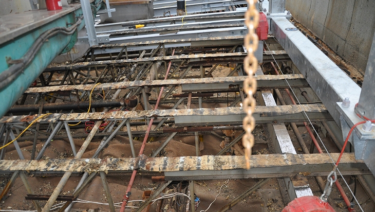 Substitution of a corroded roof framework over an operating factory