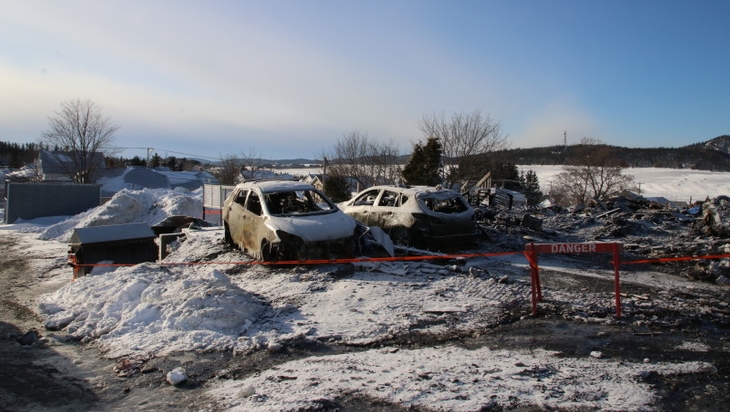 Incendie total de multiples bâtiments impliquant des véhicules