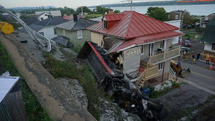 Camion lourd entré en collision avec un bâtiment